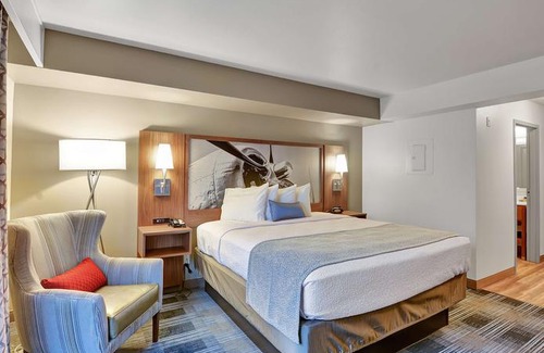 Holly Hotel | Best Western PLUS Navigator Inn & Suites