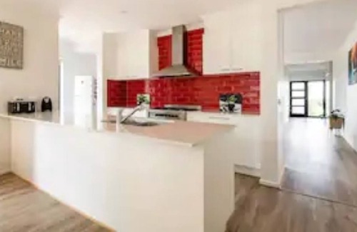 Melton South House | Bethel by the Park - Close to Tabcorp Park (Harness Racing)