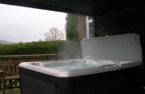 Hundred House Villa | Bevan House with Hot Tub in Mid-Wales