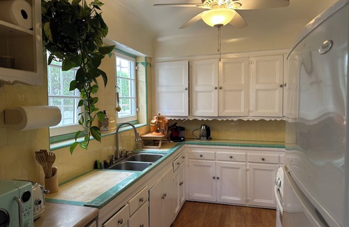 Carthay Circle House | Beverly Hills Adjacent 3-bedroom house with AC in Los Angeles