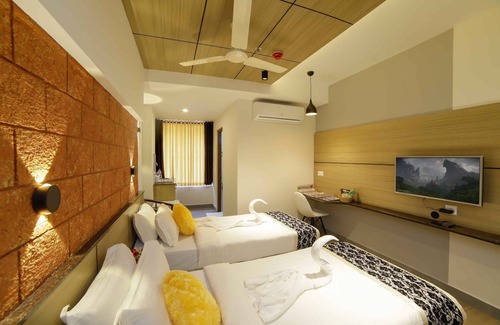 Kuppaayil Hotel | Bhavanam Regency