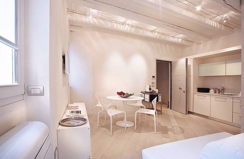 Verona City Centre Apartment | BIANCA - Le Nuove Cadreghe - 2PAX central downtown