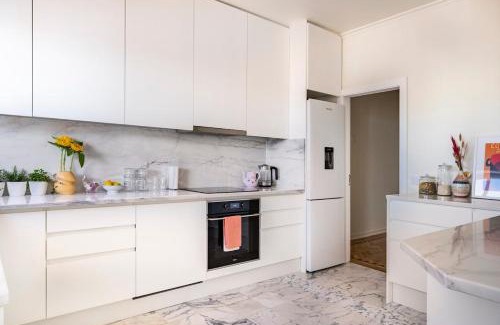 Cacilhas Apartment | Big apt 4beds with terrace, 15 mins to Lisbon