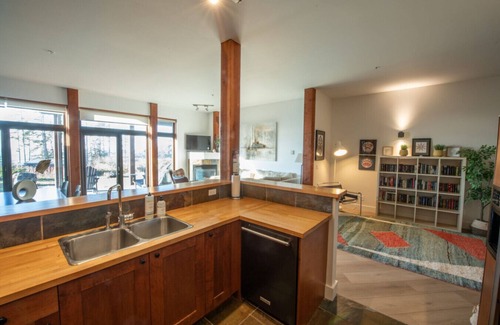 Ucluelet Condo | Big Beach Escape - Sleeps 6 - Pet Friendly!