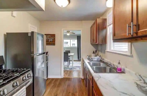 Cleveland House | Big Blue Dog - Pet Friendly - Big Yard