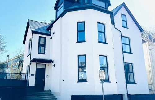 Bournemouth City Centre Apartment | BIG Bournemouth 4-Bedroom - 2-Bathroom - Sleeps 10