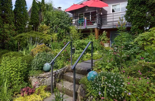 Vancouver South Apartment | BIG BRIGHT BEAUTIFUL Garden Suite off Main Street with Comfy New KING BED