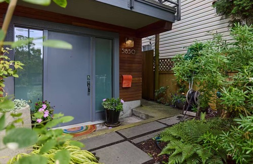 Vancouver South Apartment | BIG BRIGHT BEAUTIFUL Garden Suite off Main Street with Comfy New KING BED