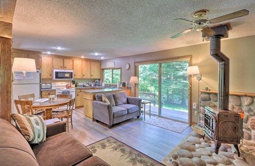 Paradise Estates Cabin | BIG CREEK waterfront retreat! 2bed-2bath+HOT TUB+Covered Deck+BBQ+EV charger! ✨