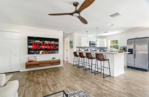 Tropic Palms House | Big heated salt water pool house with easy access to the beach and Atlantic Ave