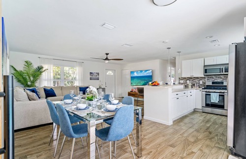 Tropic Palms House | Big heated salt water pool house with easy access to the beach and Atlantic Ave