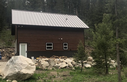 Wise River Cabin | Big Hole Valley cabin near river access