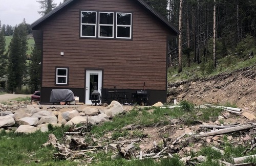 Wise River Cabin | Big Hole Valley cabin near river access