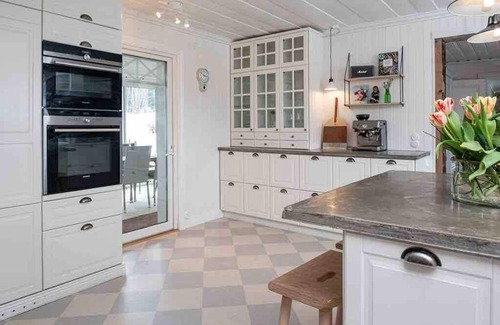 Hudiksvall Villa | Big house with jacuzzi by the forrest