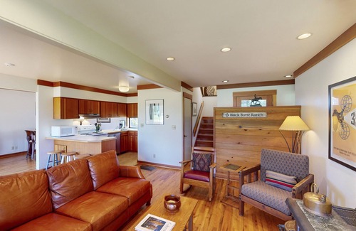 Black Butte Ranch Condo | Big Meadow 18th Hole with optional golf privileges, Black Butte views