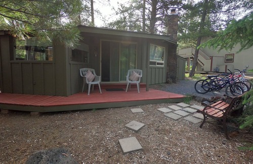 Sunriver House | Bikes close to Sunriver Village and SHARC Passes! Private hot tub!
