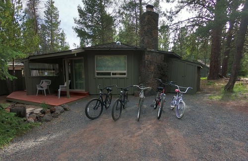 Sunriver House | Bikes close to Sunriver Village and SHARC Passes! Private hot tub!
