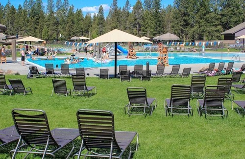 Sunriver House | Bikes close to Sunriver Village and SHARC Passes! Private hot tub!