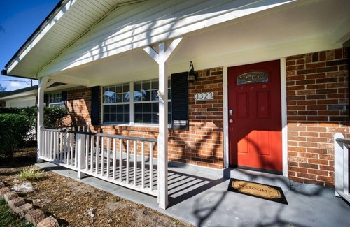 Southside House | ~Billiard Abode Sleeps 12 Heated Pool & Spa~