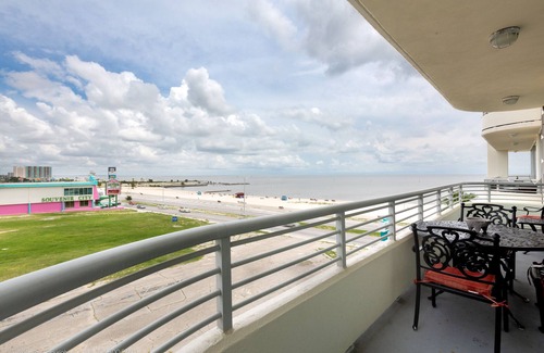 Biloxi Condo | Biloxi beach condo overlooking the beautiful Gulf of Mexico