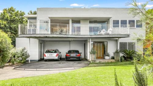 Killcare Heights House | 'Binalong House' by HolidayCo