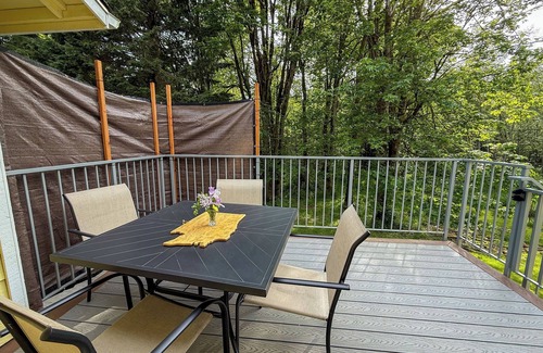 Snohomish House | Birds' Nest View: 2 bedroom home apartment with forested walking paths