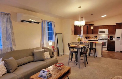 Redmond House | Birdsnest Rest Downtown Redmond OR! Walk to restaurants, breweries and shopping!