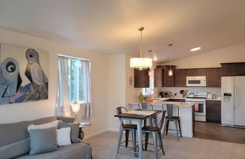 Redmond House | Birdsnest Rest Downtown Redmond OR! Walk to restaurants, breweries and shopping!