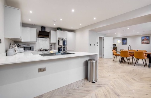 Birmingham City Centre Apartment | Birmingham 4 Bedroom Apartment - With Parking