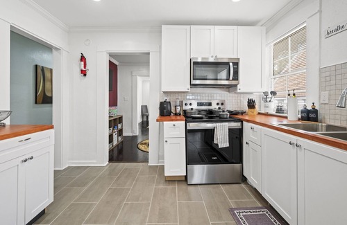 Birmingham House | Birmingham Bungalows-Groups/Games/Patio/Grill/Pets