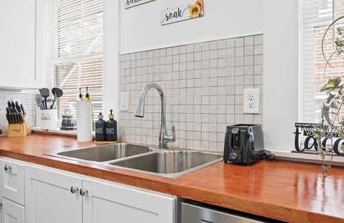 Birmingham House | Birmingham Bungalows-Groups/Games/Patio/Grill/Pets