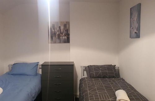 Edgbaston Apartment | BIRMINGHAM COPLOW, 3 bedrooms house, with 6 beds, 2x doubles beds, 3x singles beds and 1 sofa-bed,sleeps people