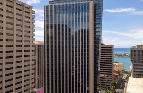 Downtown Honolulu Condo | Bishop Suites at Executive Center Ocean View 1 Bedroom Suite + Full Kitchen