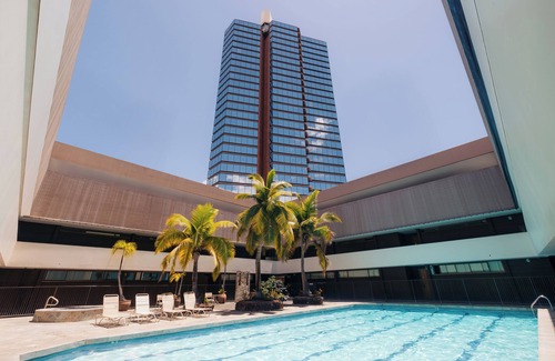 Downtown Honolulu Condo | Bishop Suites at Executive Center Ocean View 1 Bedroom Suite + Full Kitchen