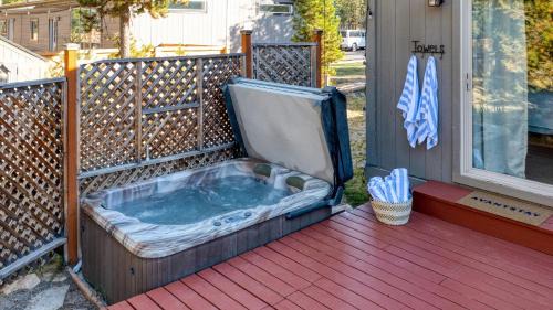Oregon Water Wonderland House | Black Bear Cabin by AvantStay Modern Bend Escape Mt. Bachelor Ski Cabin