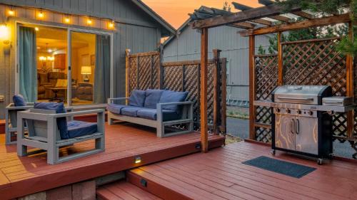 Oregon Water Wonderland House | Black Bear Cabin by AvantStay Modern Bend Escape Mt. Bachelor Ski Cabin