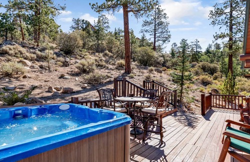 Castle Glen Estates Ski Chalet | Black Bear Castle by Big Bear Vacations | Hot Tub | Games | Luxe Log Cabin