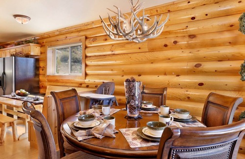 Castle Glen Estates Ski Chalet | Black Bear Castle by Big Bear Vacations | Hot Tub | Games | Luxe Log Cabin