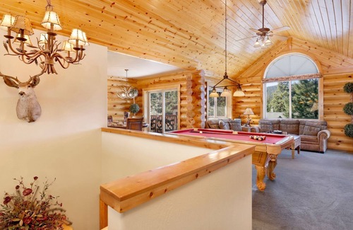 Castle Glen Estates Ski Chalet | Black Bear Castle by Big Bear Vacations | Hot Tub | Games | Luxe Log Cabin