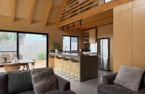 Port Campbell House | Black Pearl - NEW Minimal Style Scandi Beach House