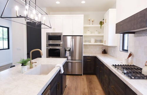 Hurricane Villa | Black Ridge Villa near Sand Hollow & Zions. Sleeps 32. Private pool & hot tub.
