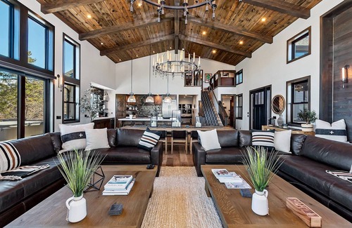 Upper Moonridge Cabin | Black Rock: Luxurious! Theatre! Hot Tub! Pool Table! 2 Masters! A/Cs! Fire Pit! Game Room w/6 TVs! Massive Deck! Views! Forest Walks! EV Charger! Dog Friendly!