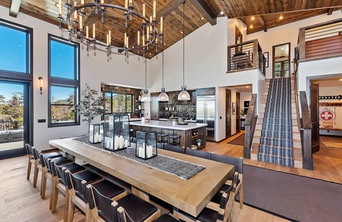 Upper Moonridge Cabin | Black Rock: Luxurious! Theatre! Hot Tub! Pool Table! 2 Masters! A/Cs! Fire Pit! Game Room w/6 TVs! Massive Deck! Views! Forest Walks! EV Charger! Dog Friendly!