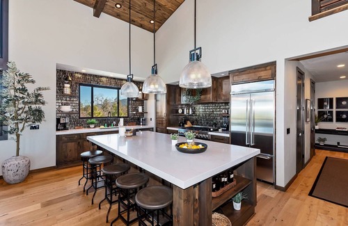 Upper Moonridge Cabin | Black Rock: Luxurious! Theatre! Hot Tub! Pool Table! 2 Masters! A/Cs! Fire Pit! Game Room w/6 TVs! Massive Deck! Views! Forest Walks! EV Charger! Dog Friendly!