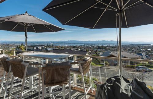 Stoke House | Black Vista