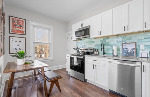 Westside Norwich Apartment | Blackjack King-3 King Beds-1.8 Mi. To Mohegan