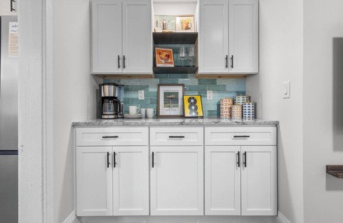 Westside Norwich Apartment | Blackjack King-3 King Beds-1.8 Mi. To Mohegan