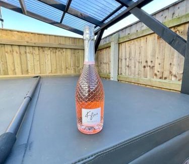 Grimsby Ski Chalet | Blakes Beach House Humberston Fitties