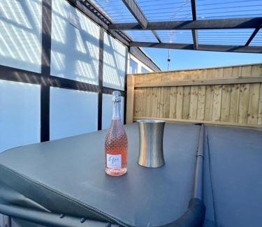 Grimsby Ski Chalet | Blakes Beach House Humberston Fitties