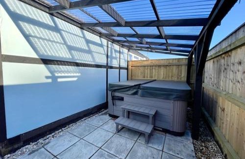 Grimsby Ski Chalet | Blakes Beach House Humberston Fitties